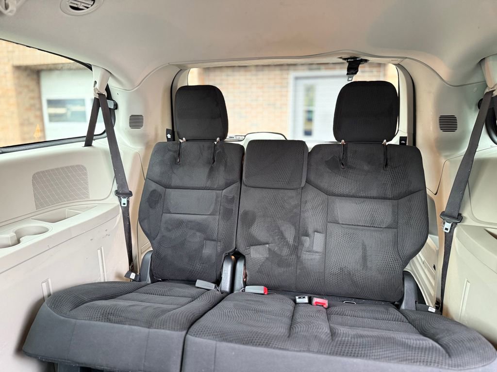 Used 2019 Dodge Grand Caravan SE w/ UConnect Hands-Free Group image 17