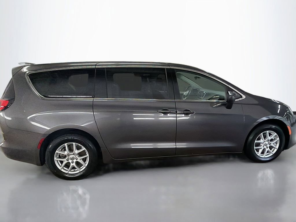 Used 2023 Chrysler Voyager LX FWD image 11