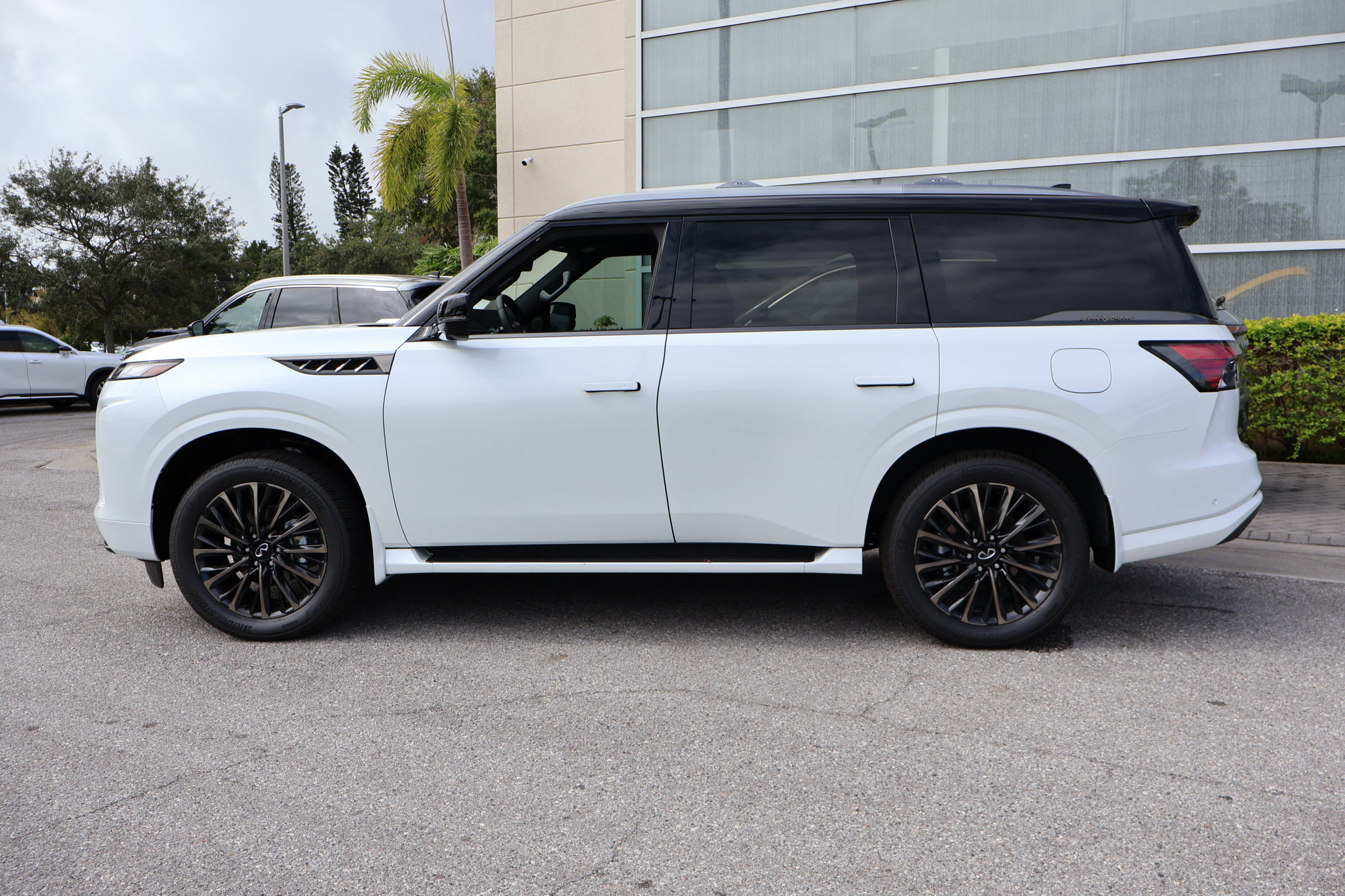 New 2026 INFINITI QX80 Autograph image 2