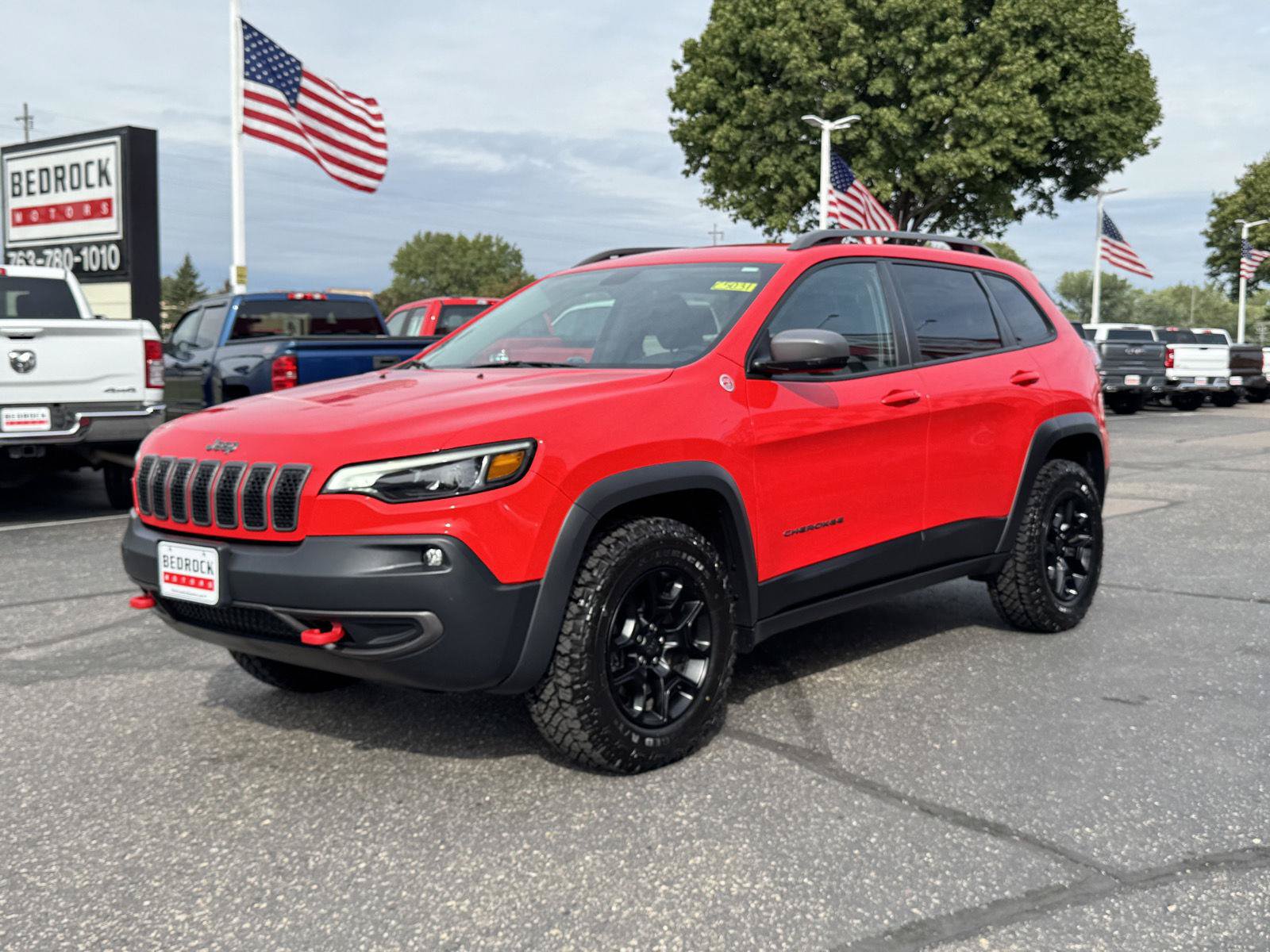 Used 2019 Jeep Cherokee Trailhawk w/ Cold Weather Group AWD/4WD image 4