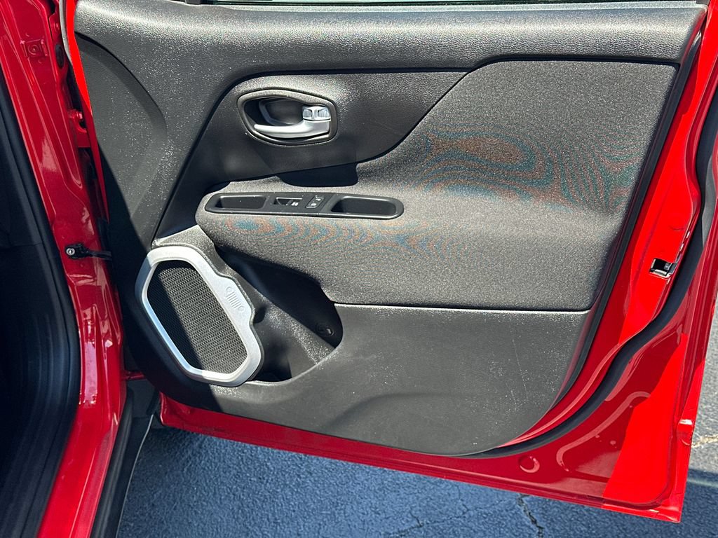 Used 2018 Jeep Renegade Latitude AWD/4WD image 14