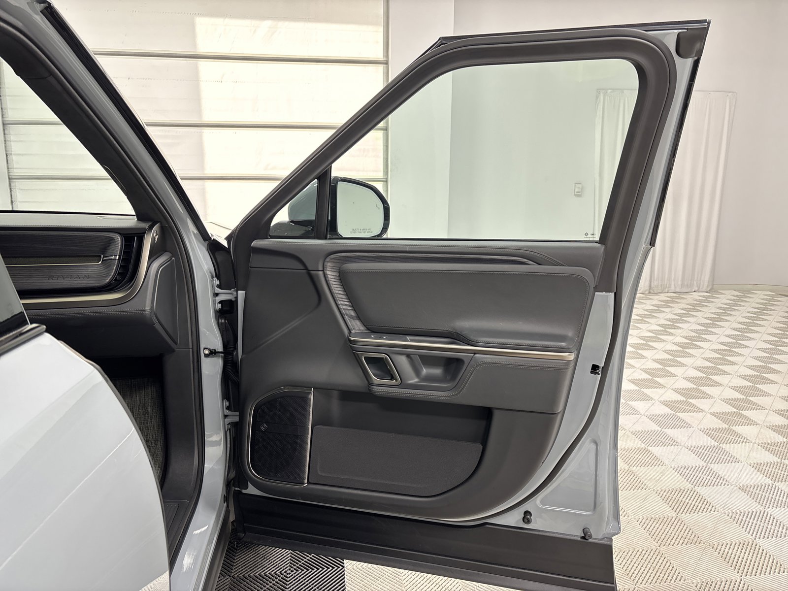 Used 2024 Rivian R1S Adventure AWD/4WD image 18