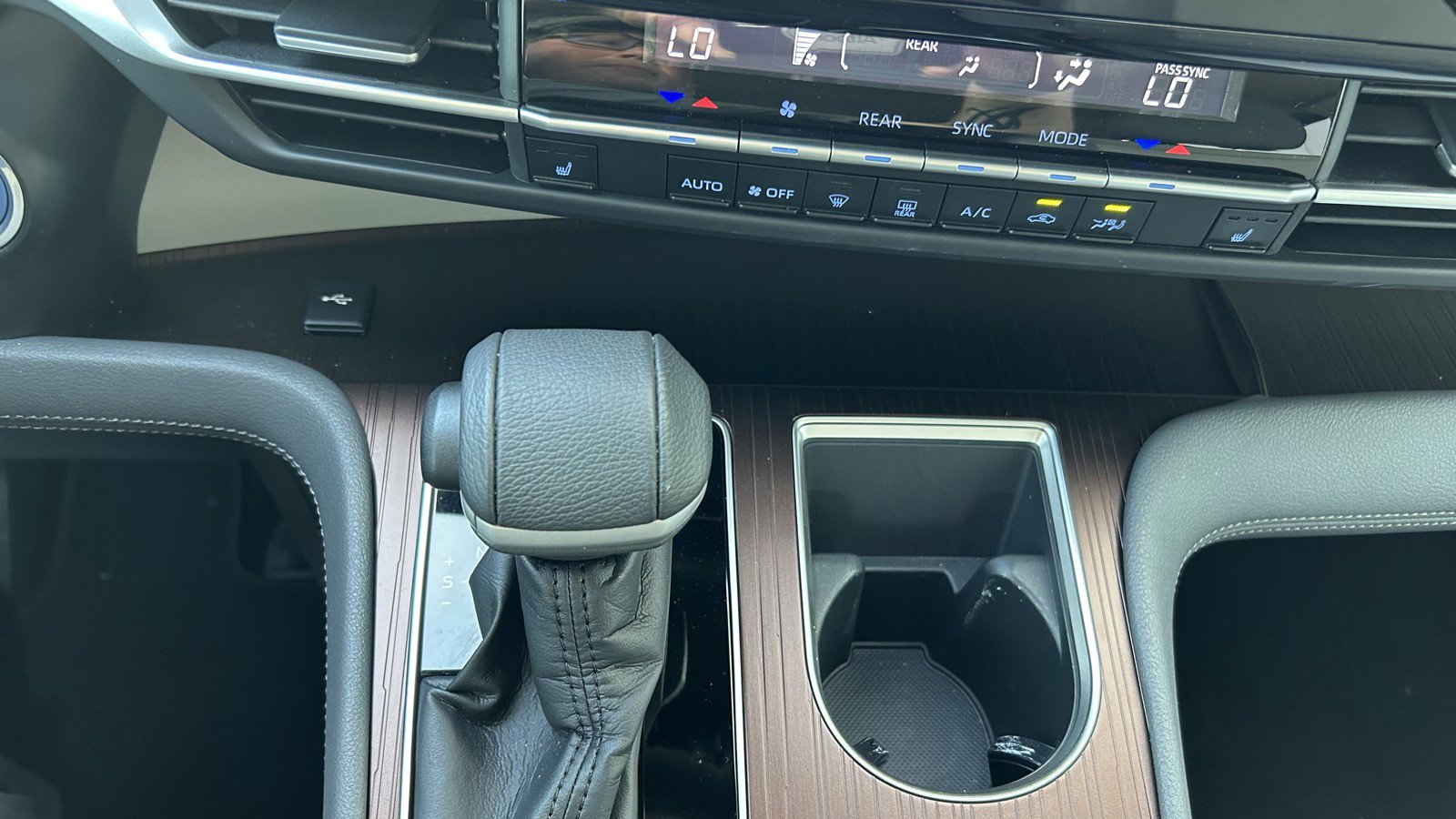 Used 2023 Toyota Sienna XLE FWD image 28