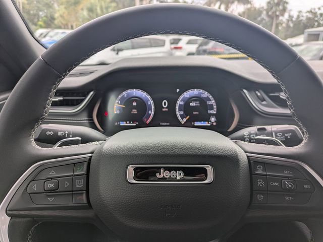 Used 2025 Jeep Grand Cherokee Laredo X image 32