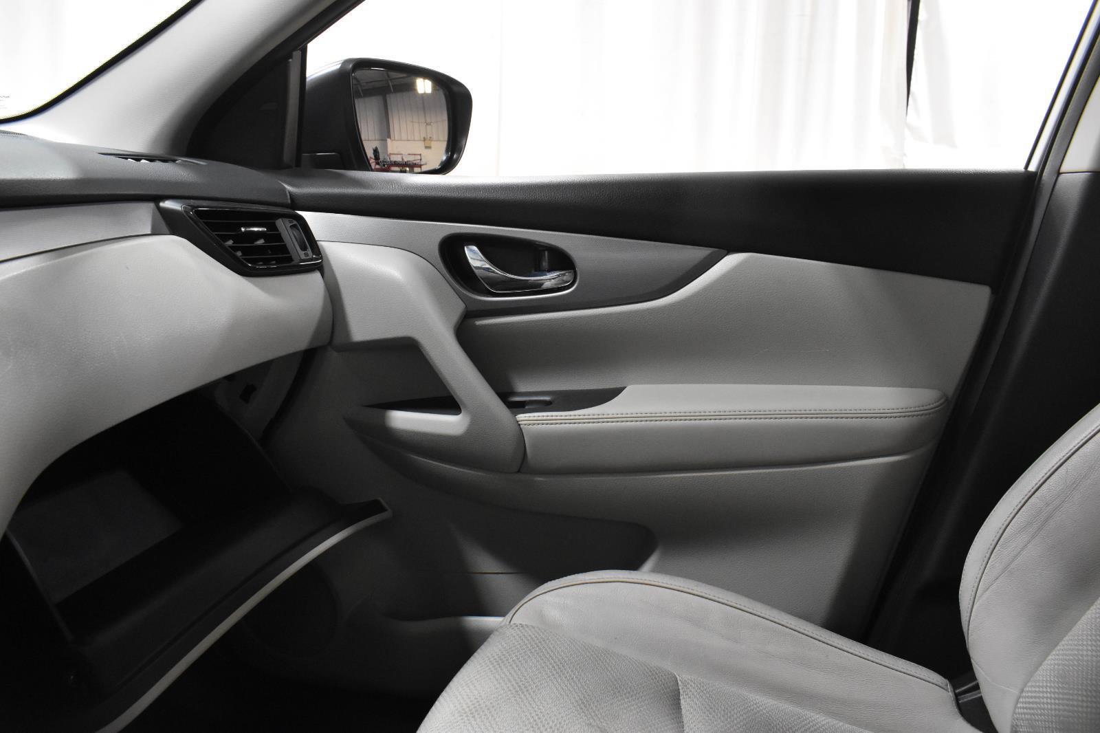 Used 2020 Nissan Rogue Sport SV w/ Technology Package FWD image 19