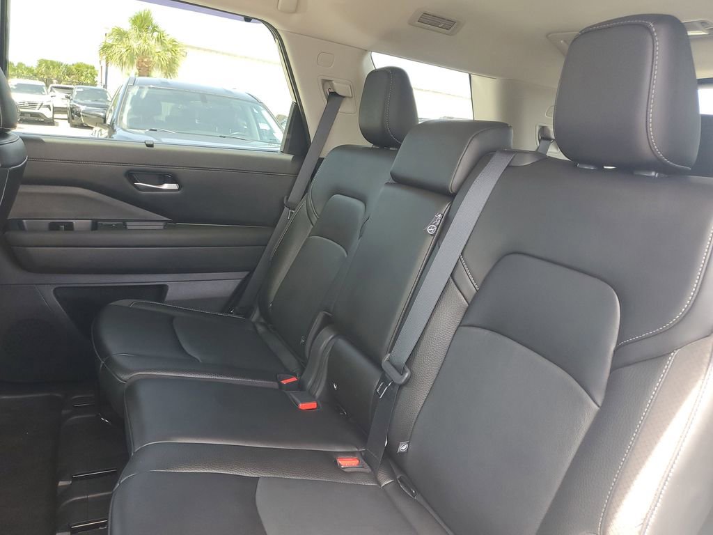 Certified 2024 Nissan Pathfinder SL FWD image 17