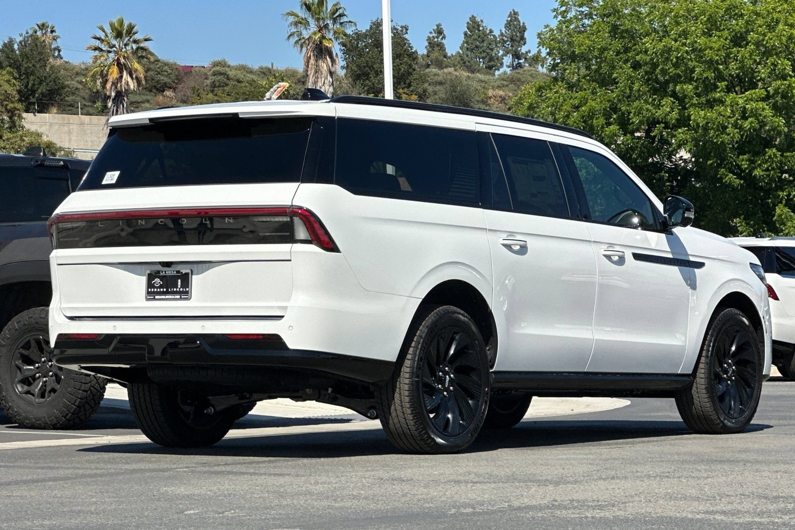 New 2026 Lincoln Navigator L Reserve w/ Jet Appearance Package AWD/4WD image 3
