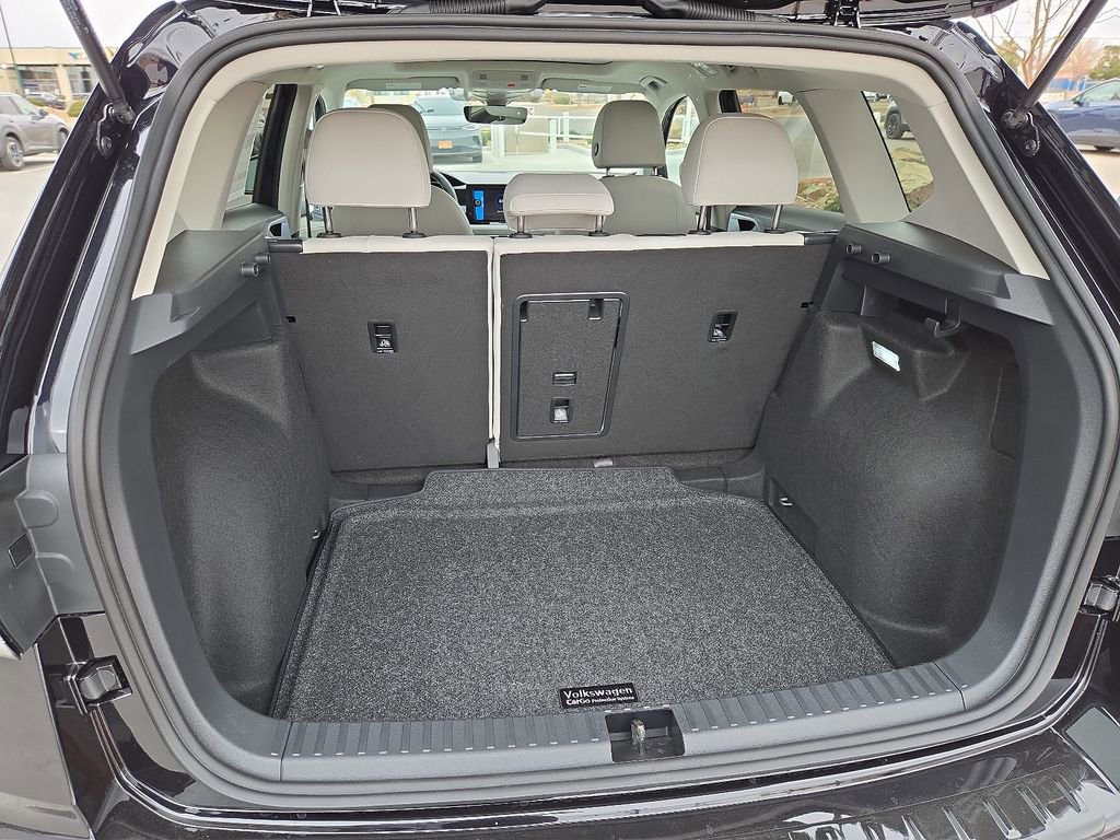 Used 2025 Volkswagen Taos SE FWD image 16