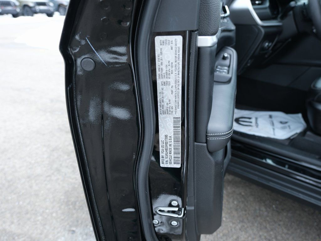 Used 2024 Jeep Grand Cherokee Limited image 37