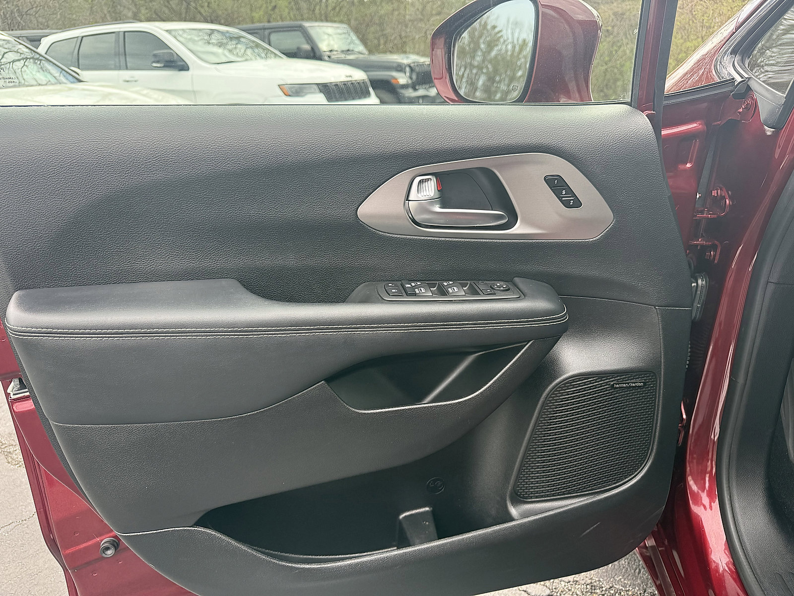 Used 2022 Chrysler Pacifica Limited w/ S Appearance Package image 9