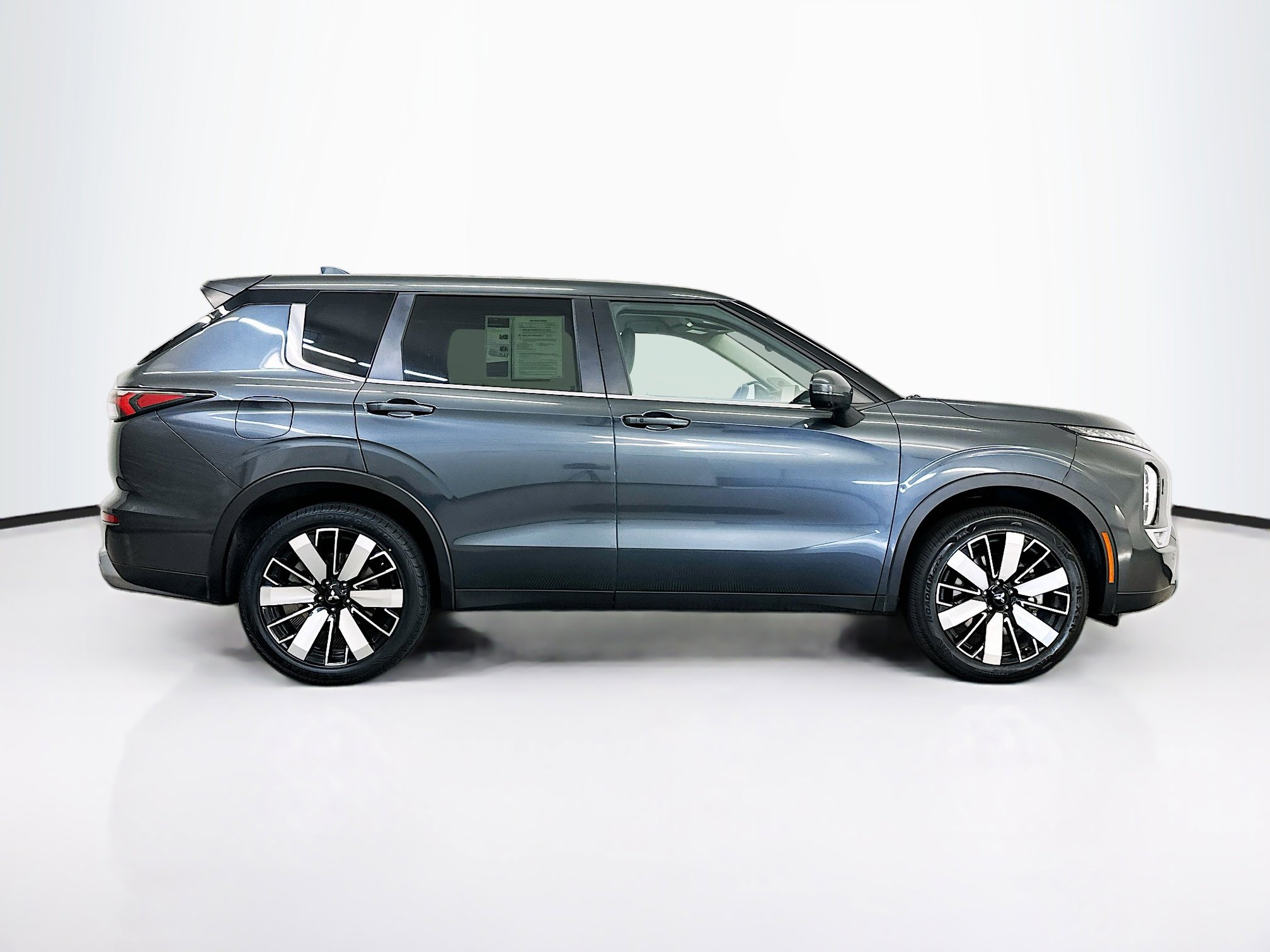 Used 2025 Mitsubishi Outlander SE AWD/4WD image 10