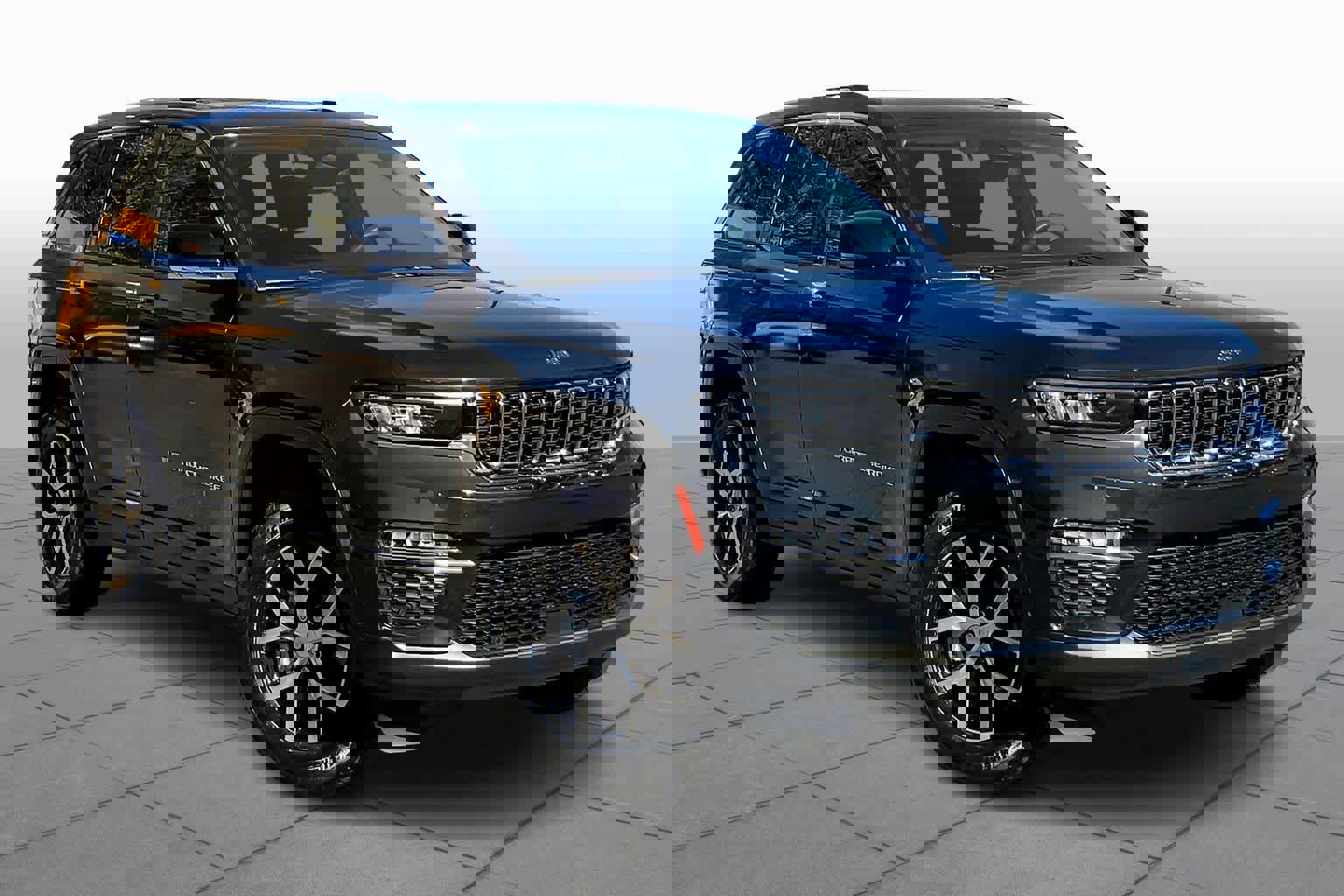 Used 2023 Jeep Grand Cherokee Limited w/ Luxury Tech Group II image 2