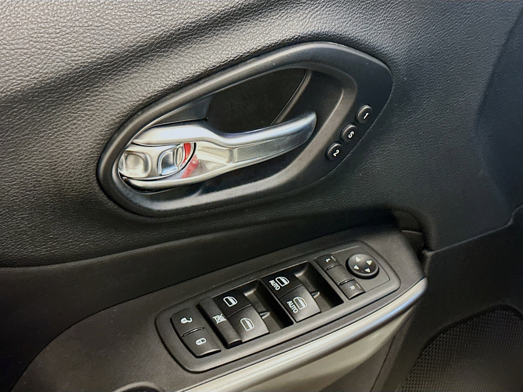 Used 2019 Jeep Cherokee Overland image 15