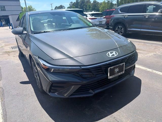 Used 2025 Hyundai Elantra Limited FWD image 2