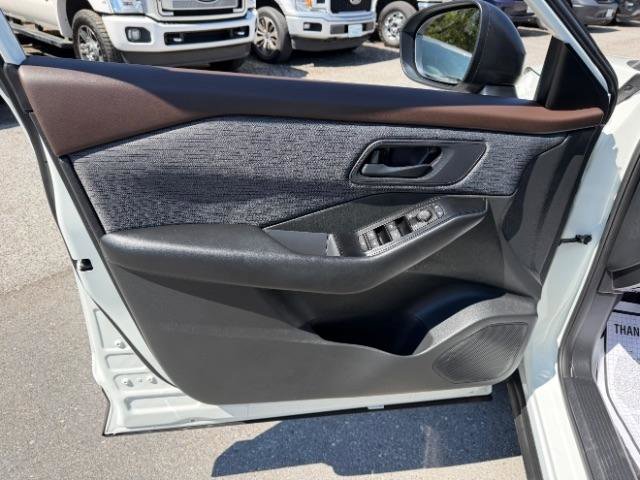 Used 2023 Nissan Rogue S image 16