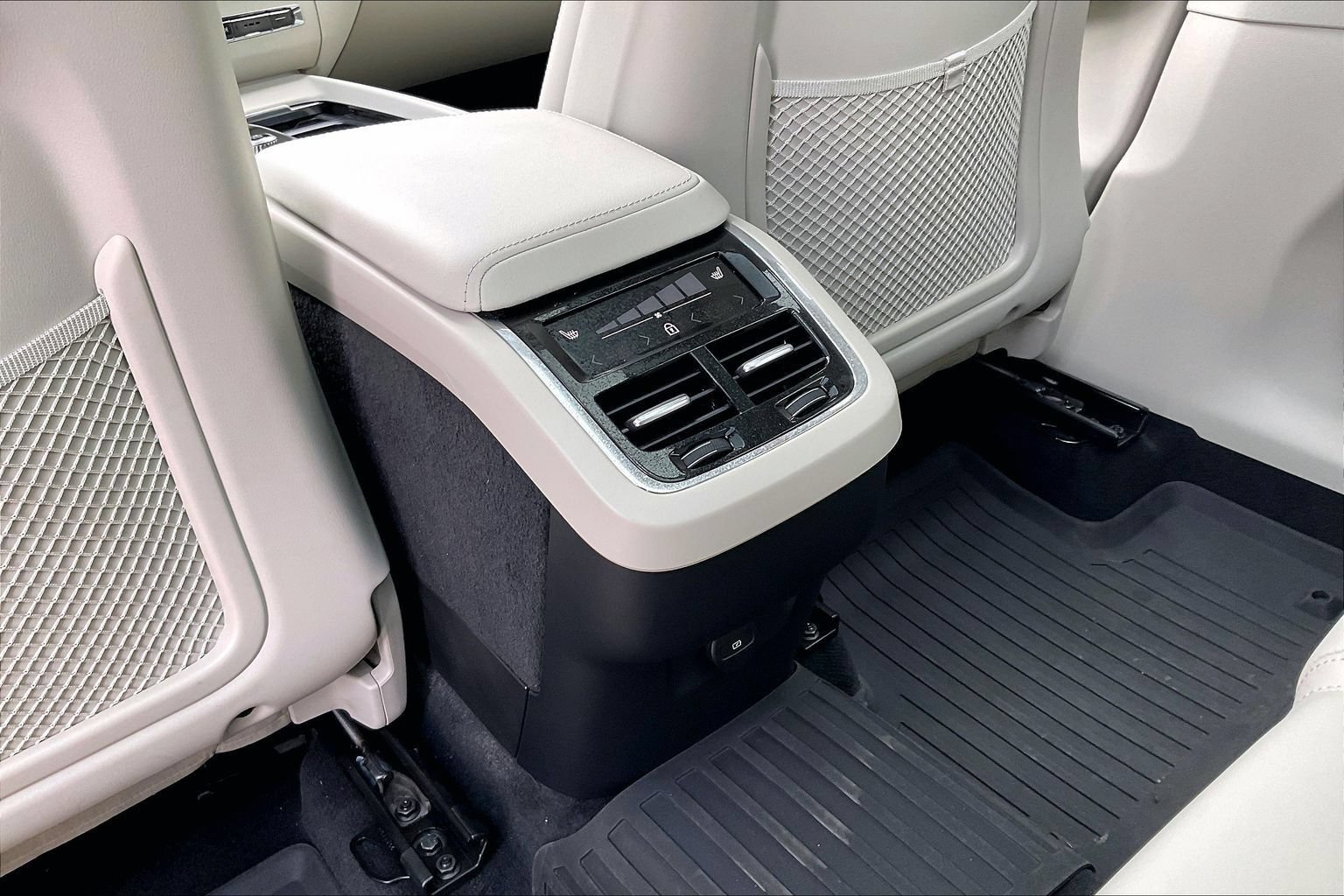 Used 2023 Volvo XC60 B6 Ultimate w/ Climate Package AWD/4WD image 10