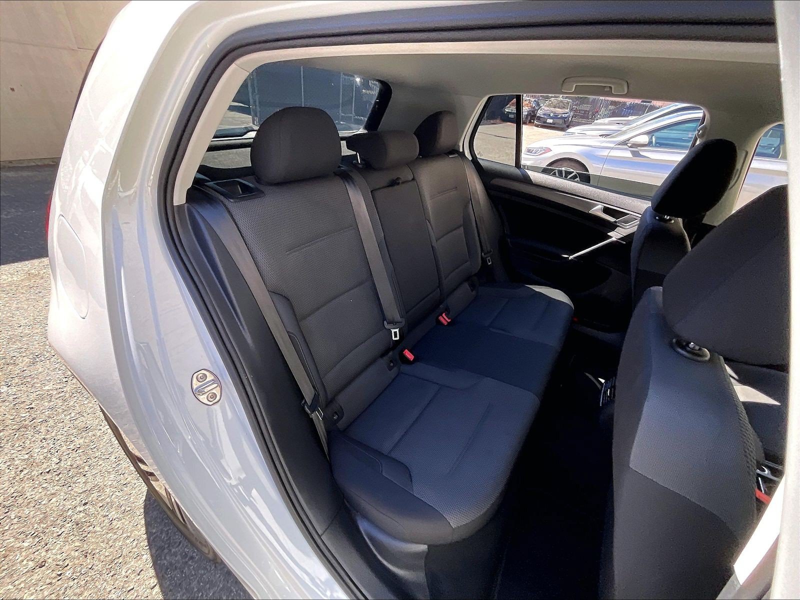 Used 2018 Volkswagen e-Golf SE FWD image 26