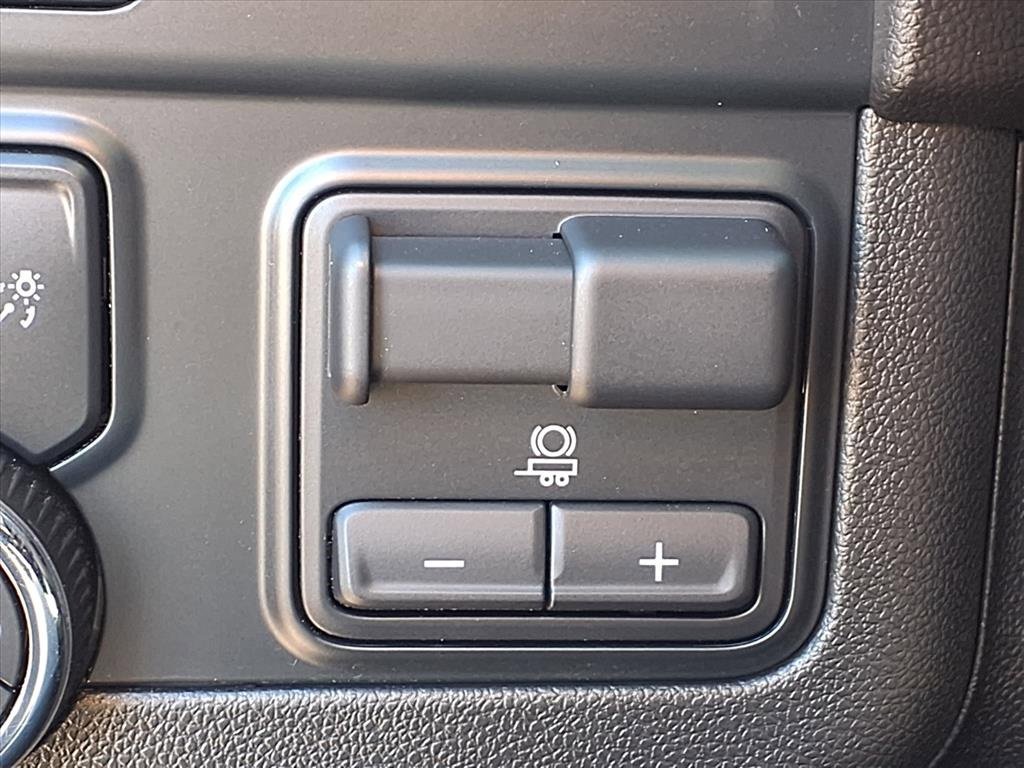 Used 2025 Chevrolet Suburban High Country image 8