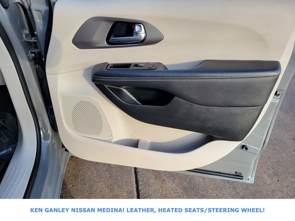 Used 2023 Chrysler Pacifica Touring-L image 52