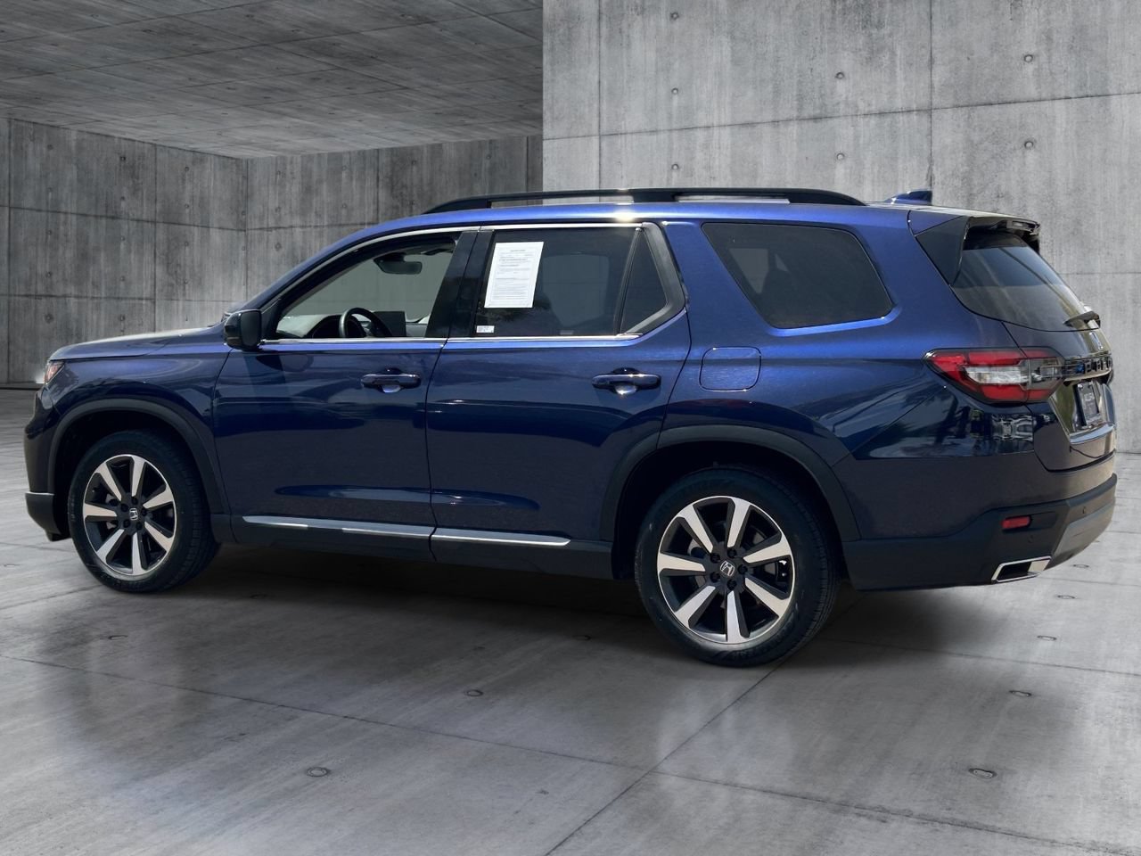 Used 2024 Honda Pilot Touring image 3