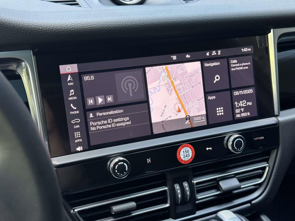 Certified 2025 Porsche Macan image 27