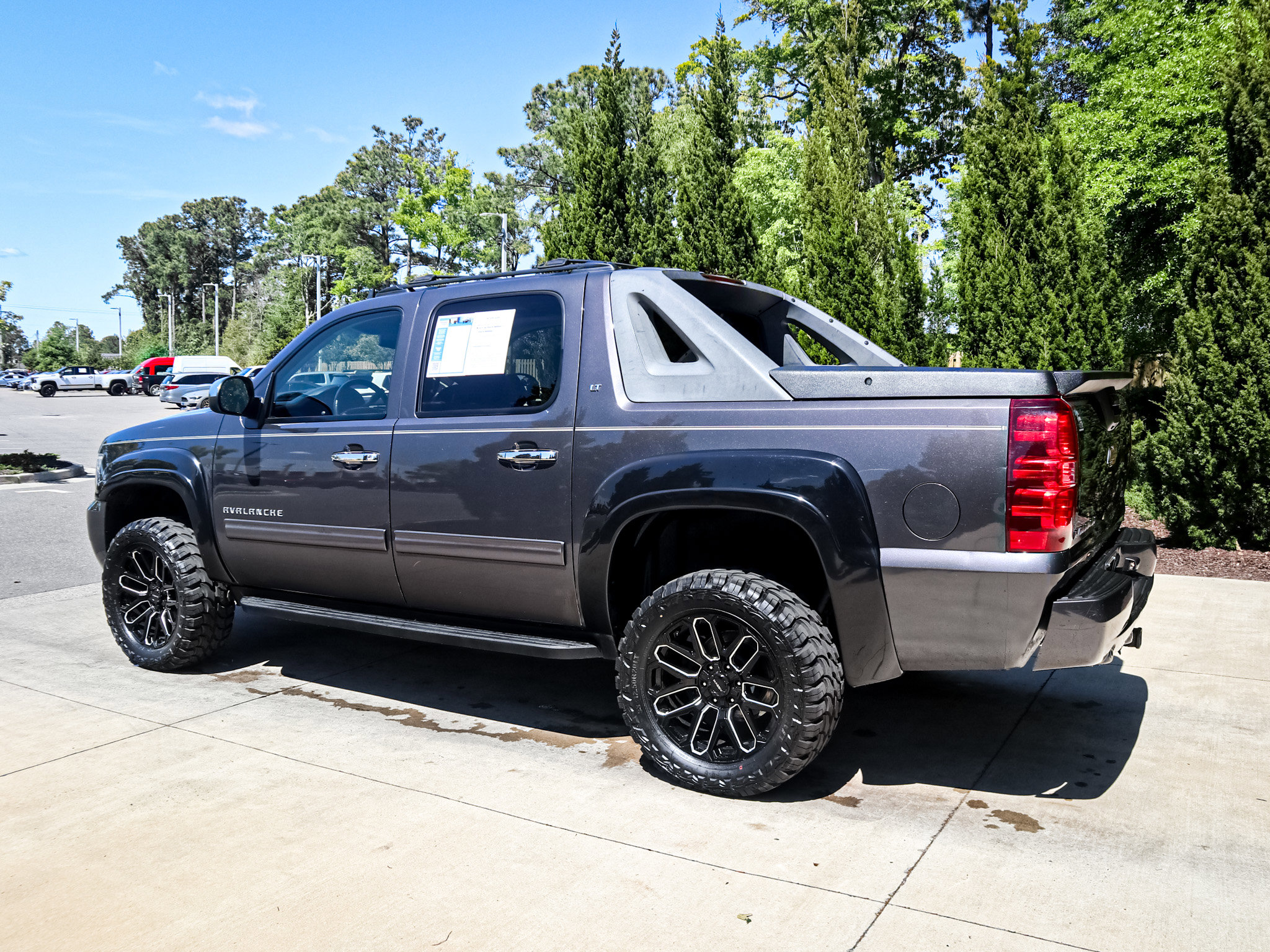Used 2011 Chevrolet Avalanche LT w/ Regional Value Package AWD/4WD image 7