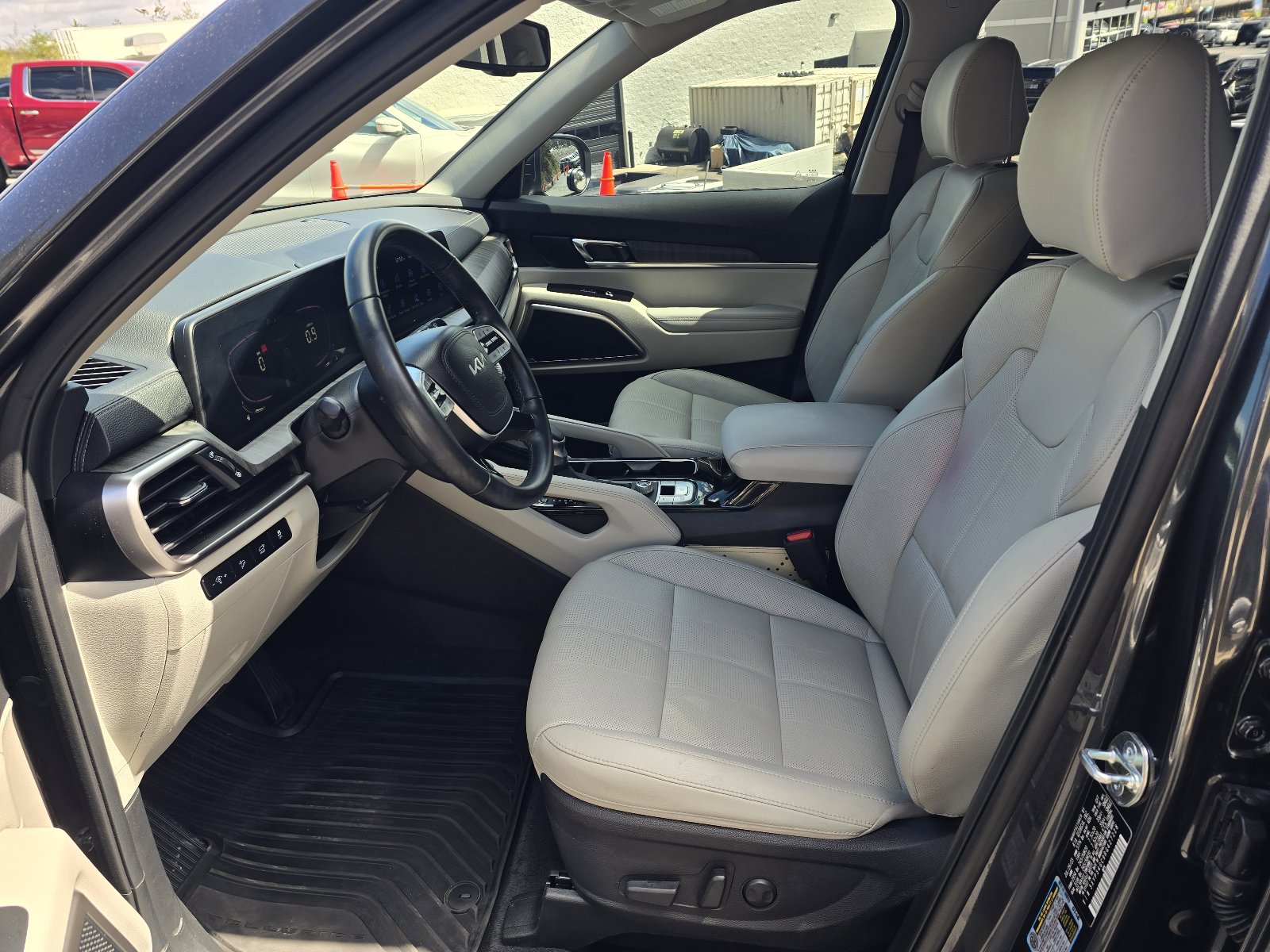 Used 2024 Kia Telluride EX w/ EX Captain's Chair Package image 12