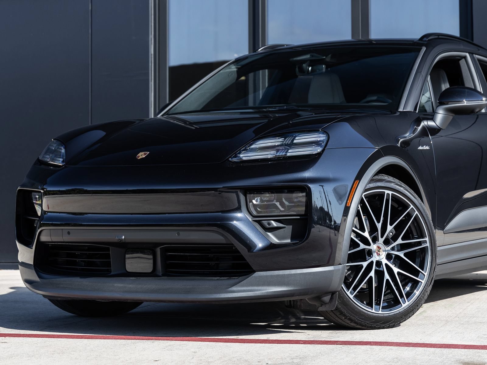Used 2025 Porsche Macan 4 Electric AWD/4WD image 7
