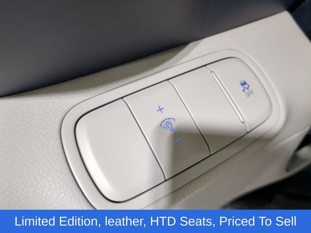 Used 2025 Hyundai Venue Limited image 23