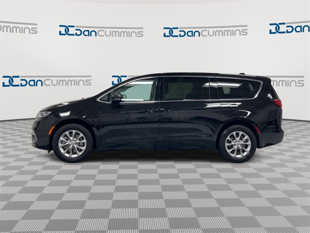 Used 2024 Chrysler Pacifica Touring-L image 5