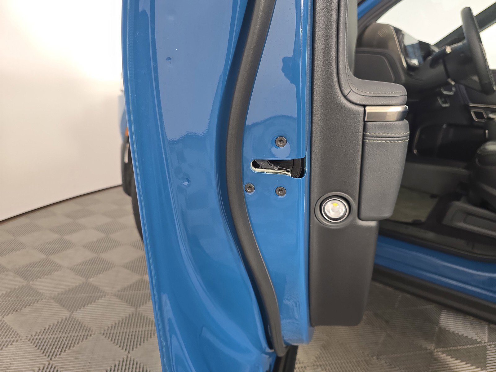 Used 2023 Rivian R1S Adventure AWD/4WD image 30