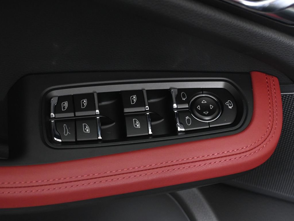 Used 2026 Porsche Macan AWD/4WD image 32