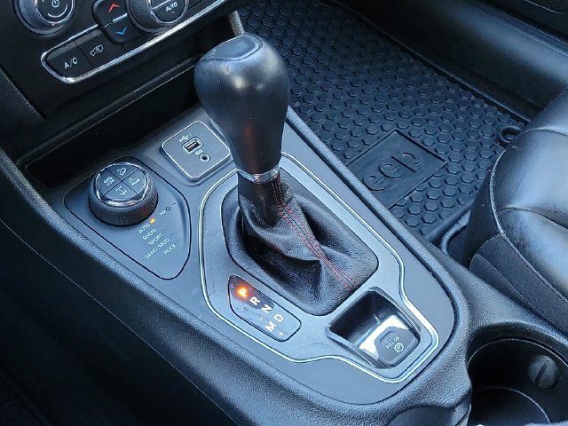 Used 2022 Jeep Cherokee Trailhawk AWD/4WD image 22