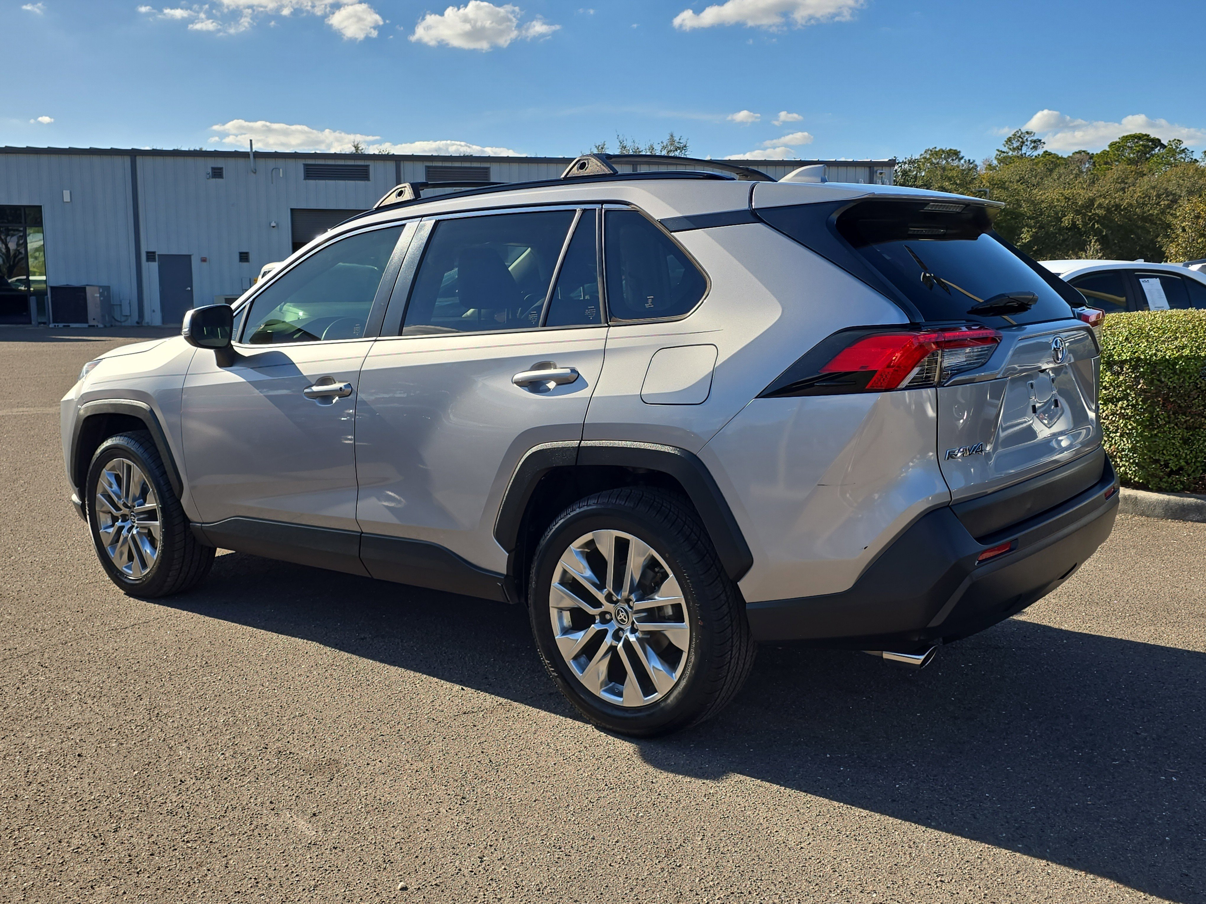 Used 2020 Toyota RAV4 XLE Premium image 6