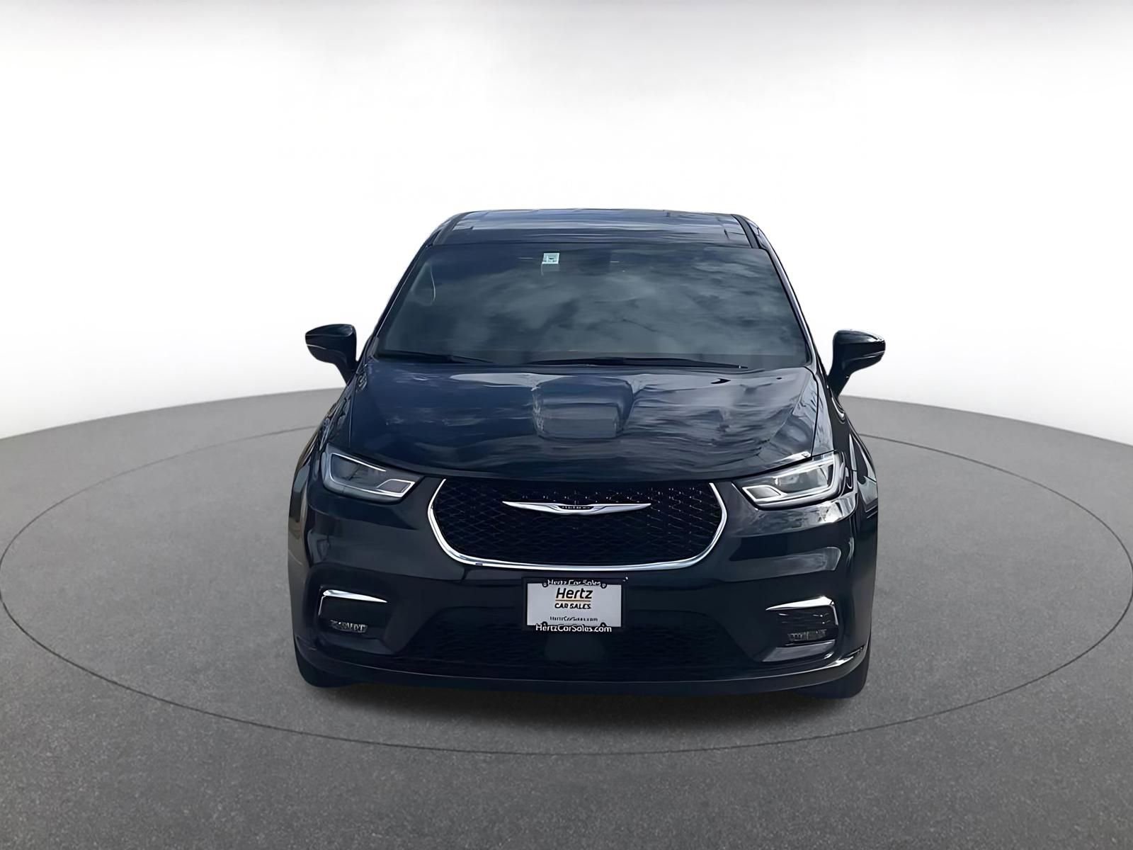 Used 2025 Chrysler Pacifica Select image 4