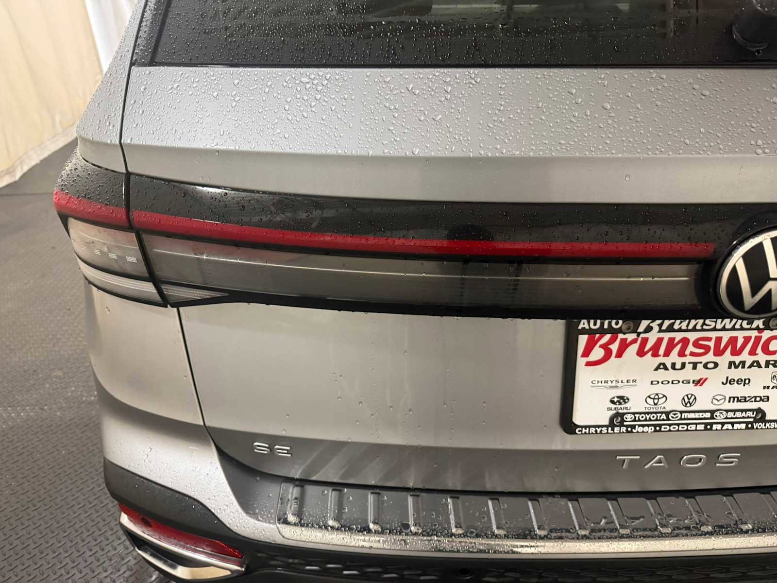 Certified 2025 Volkswagen Taos SE w/ Panoramic Sunroof Package image 17