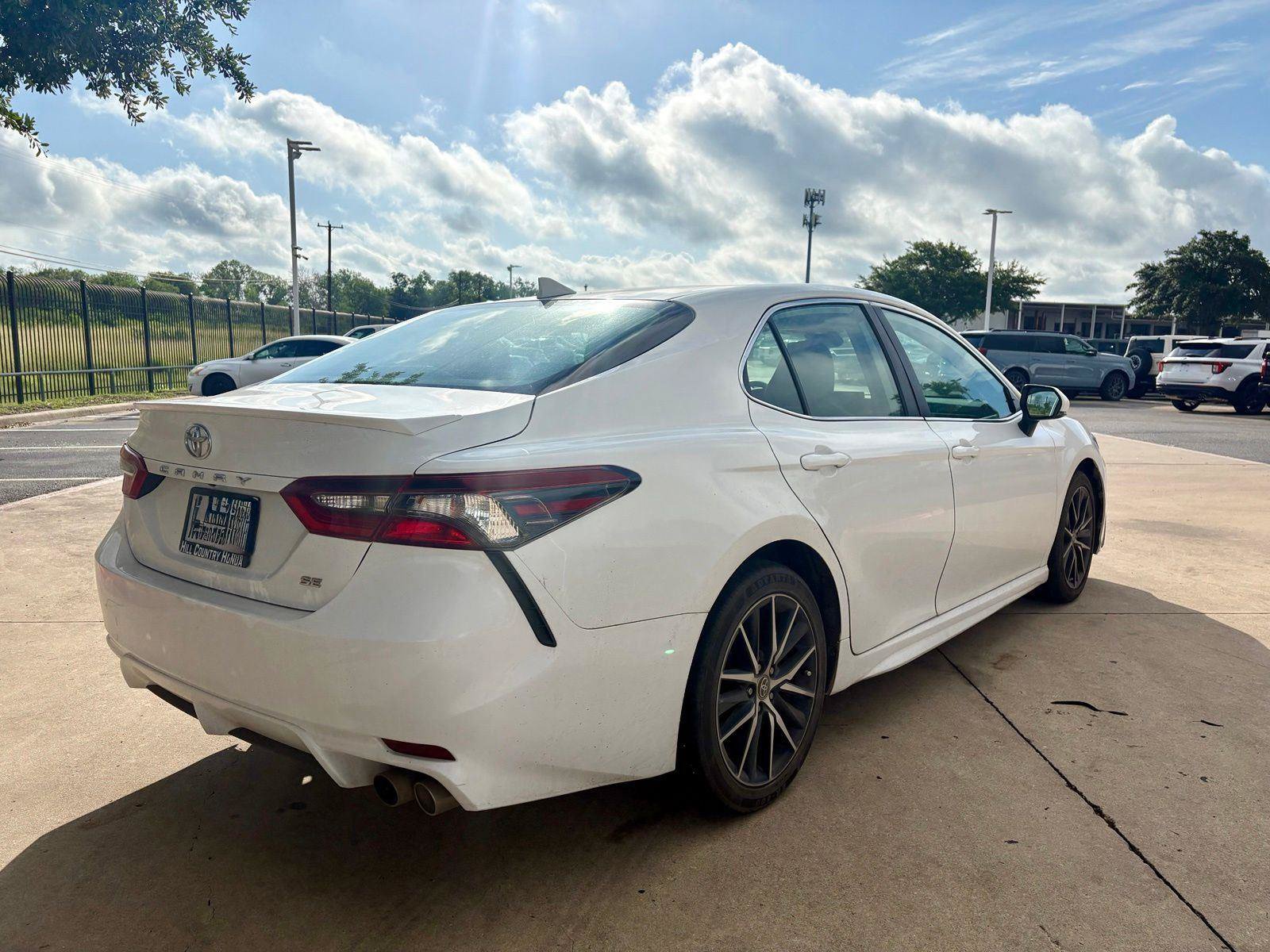 Used 2023 Toyota Camry SE FWD image 3