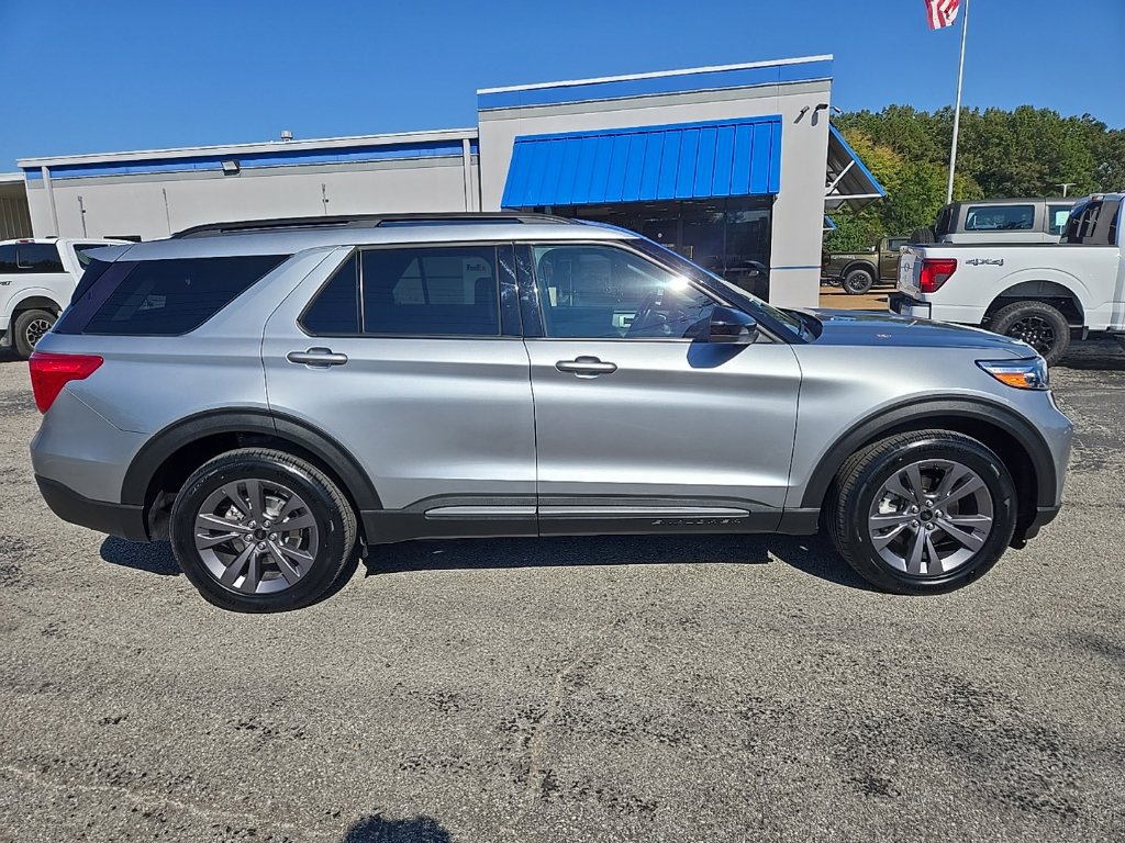 Used 2023 Ford Explorer XLT w/ Equipment Group 202A AWD/4WD image 8