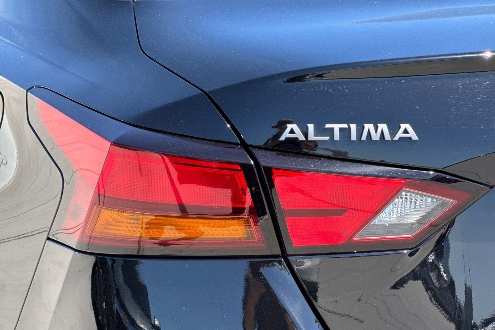 Used 2025 Nissan Altima 2.5 SV FWD image 11