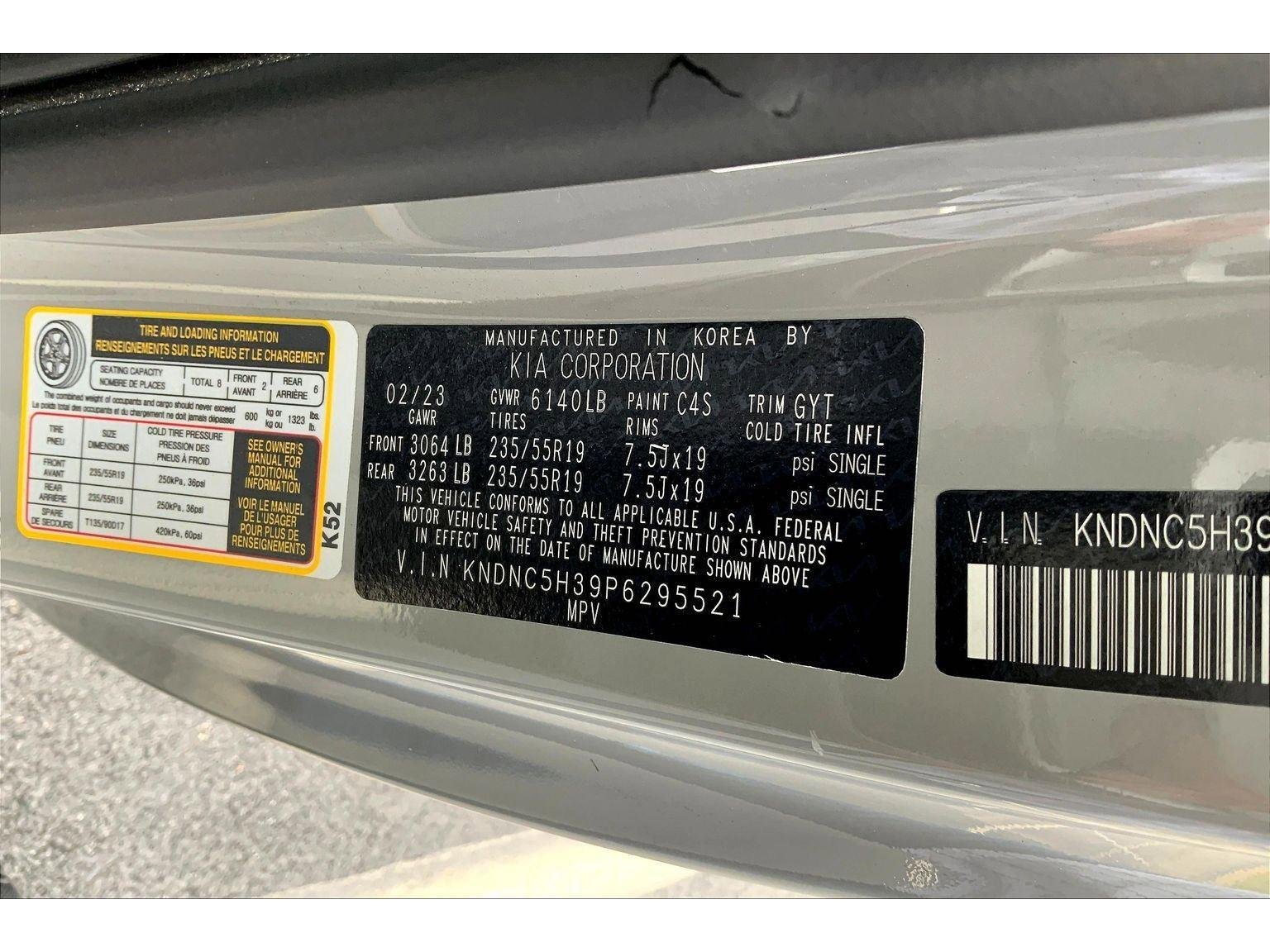 Used 2023 Kia Carnival EX image 32