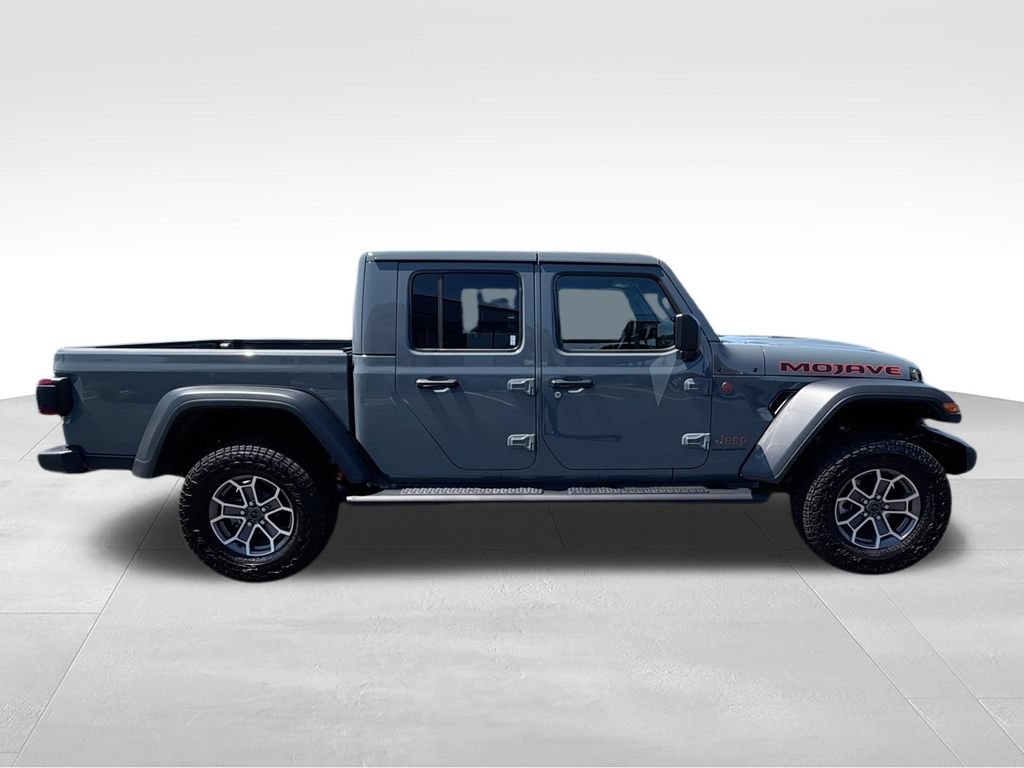 Used 2025 Jeep Gladiator Mojave w/ Convenience Group AWD/4WD image 9