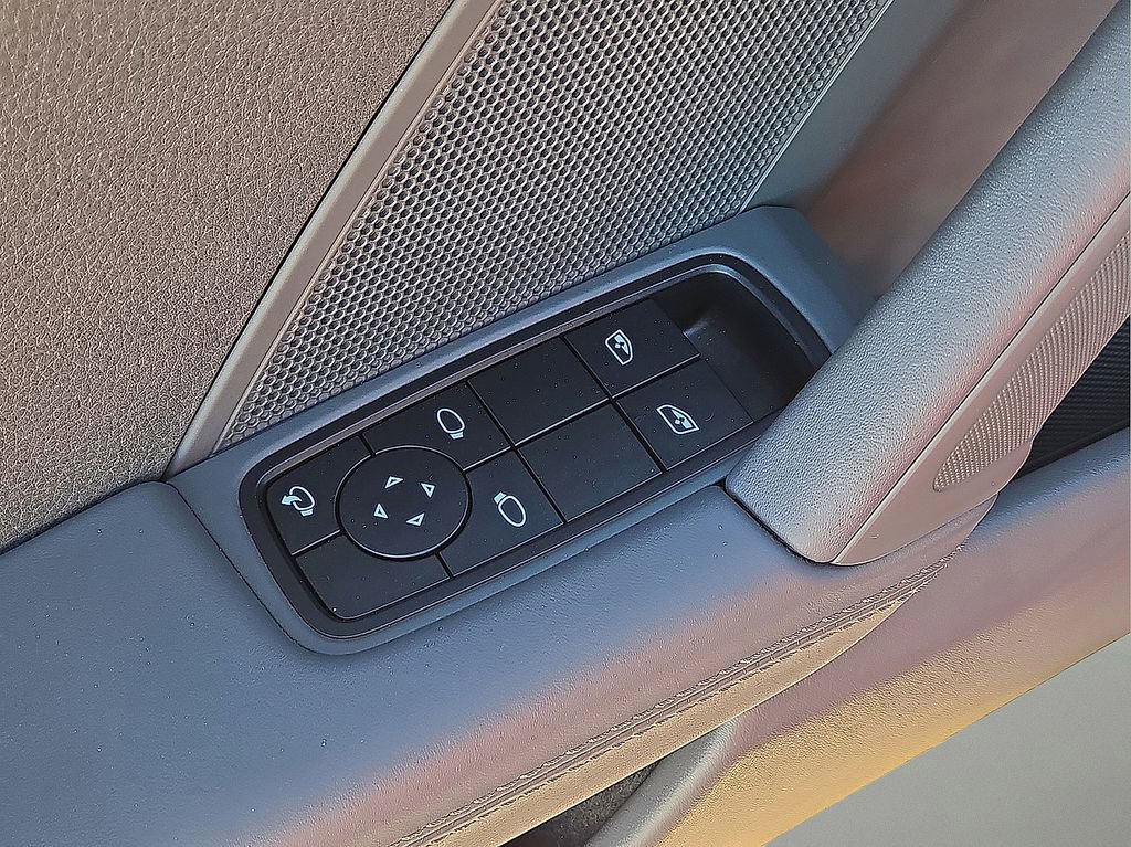 Used 2023 Porsche 911 Carrera 4 w/ Premium Package image 21