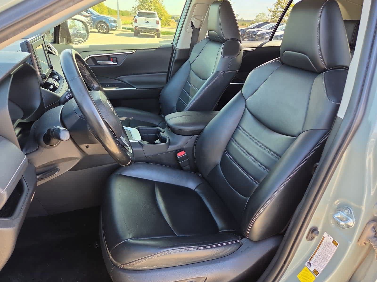 Used 2020 Toyota RAV4 XLE Premium FWD image 15