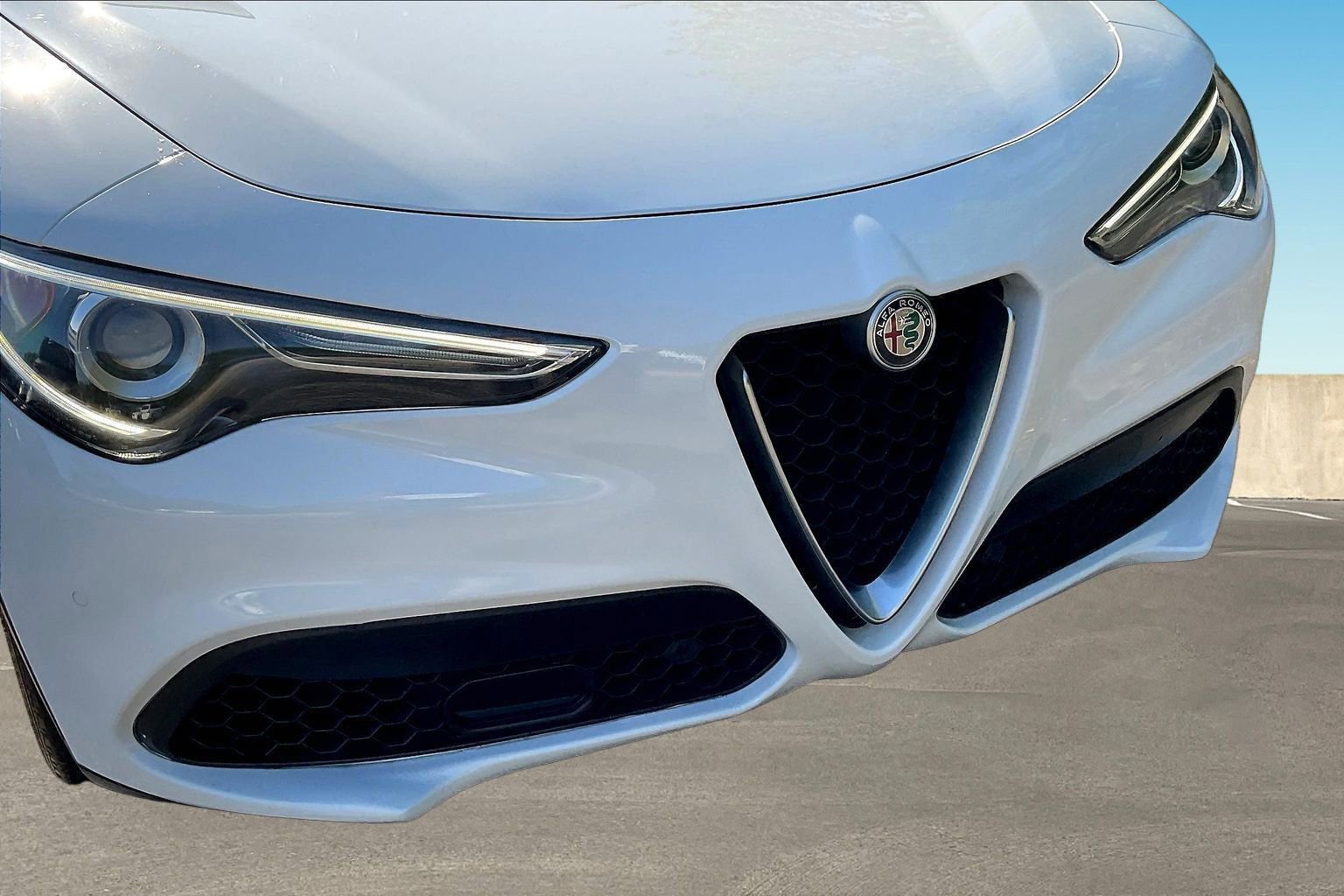 Used 2018 Alfa Romeo Stelvio Ti AWD/4WD image 32