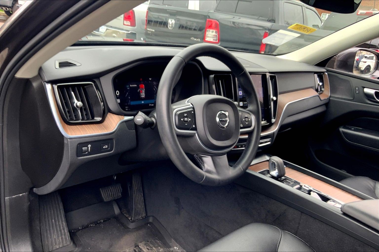 Used 2022 Volvo XC60 B5 Momentum w/ Climate Package image 15
