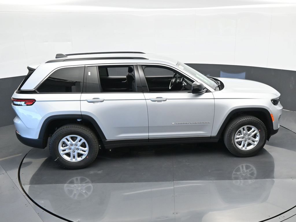 Used 2024 Jeep Grand Cherokee Laredo w/ Trailer Tow Package image 34