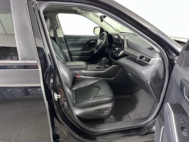 Used 2023 Toyota Highlander XLE AWD/4WD image 10