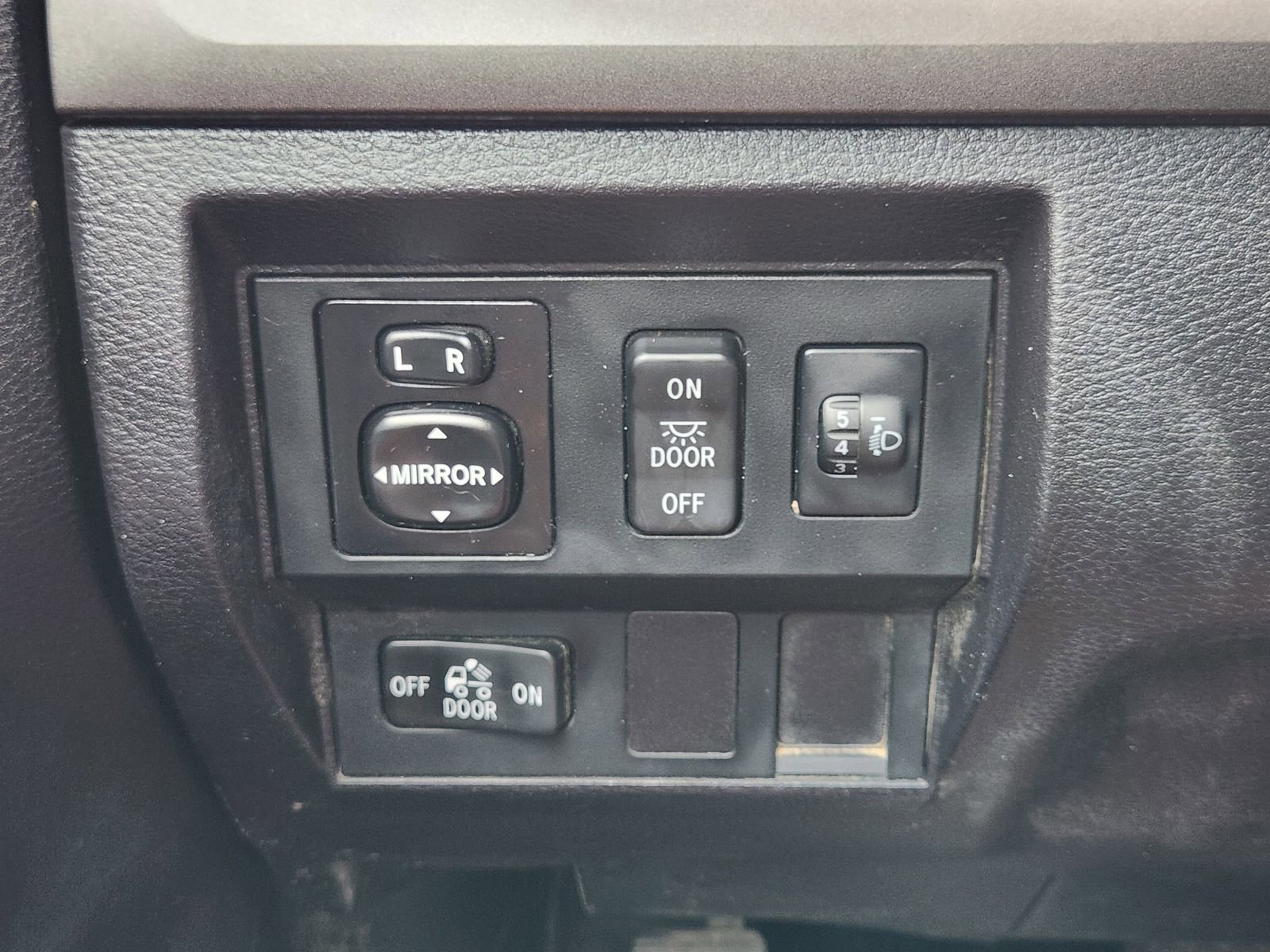 Used 2014 Toyota Tundra SR5 w/ SR5 Upgrade Package RWD image 23