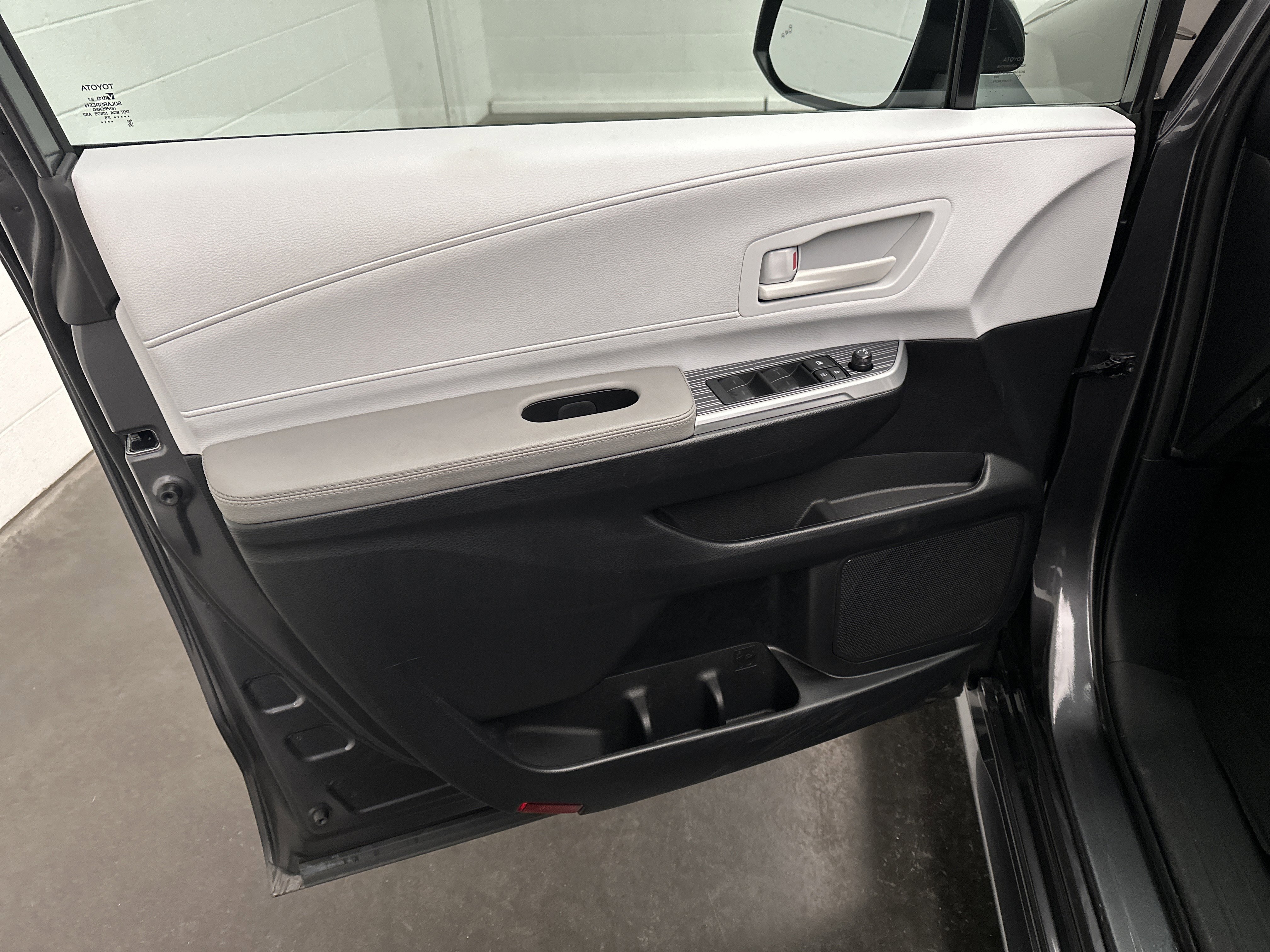Used 2025 Toyota Sienna LE image 17