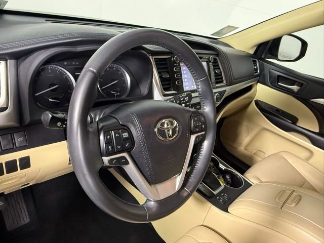 Used 2019 Toyota Highlander XLE FWD image 16